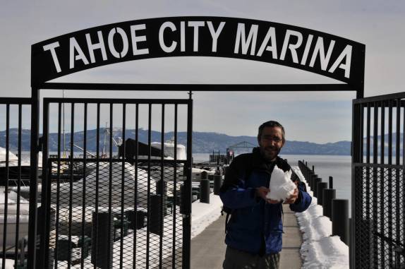 Muita neve em marina no Lake Tahoe, na Califórnia, nos Estados Unidos